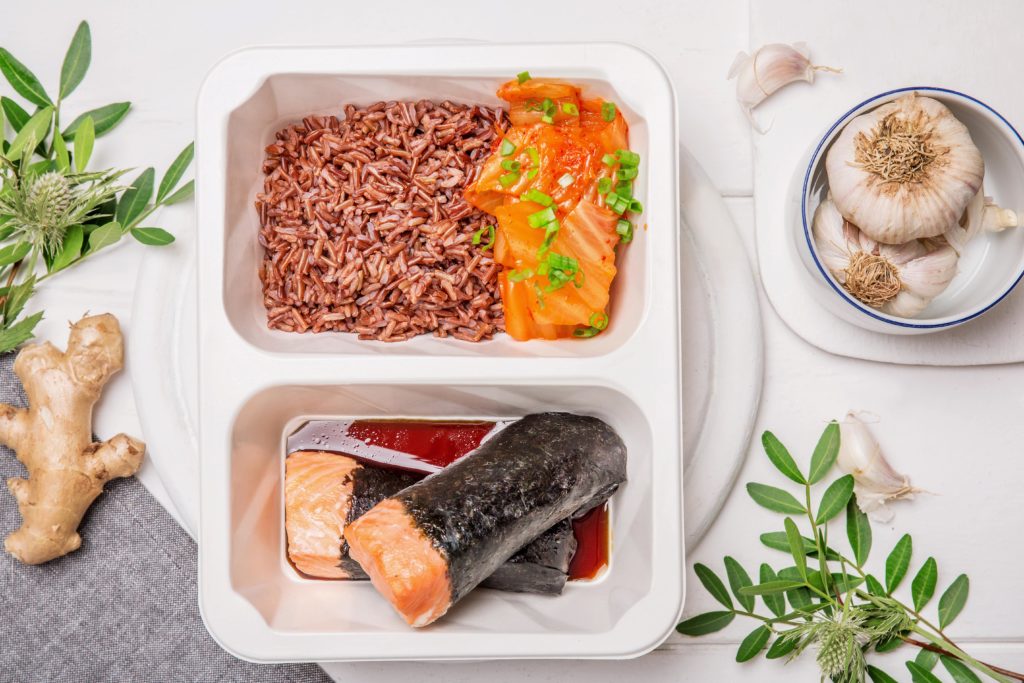 Łosoś jurajski w nori w sosie teriyaki z domową kimchi i czerwonym ryżem