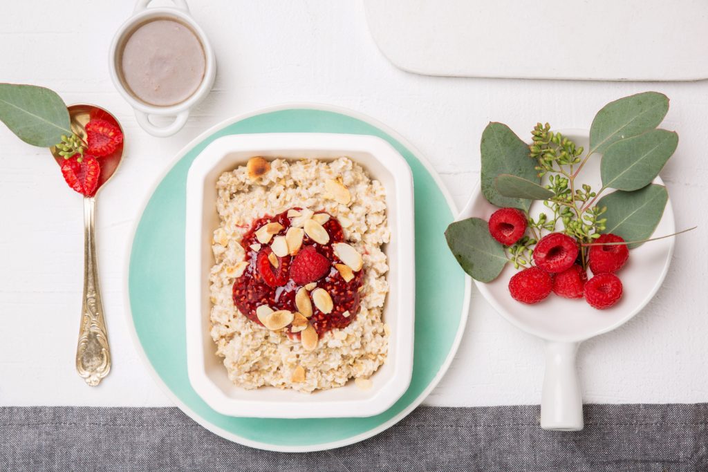 Migdałowa owsianka z karmelem daktylowym i malinami 