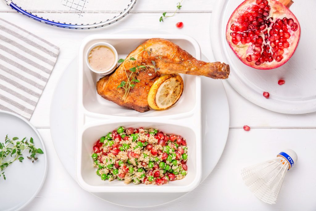 Pieczone udko z indyka z komosą ryżową z groszkiem i granatem